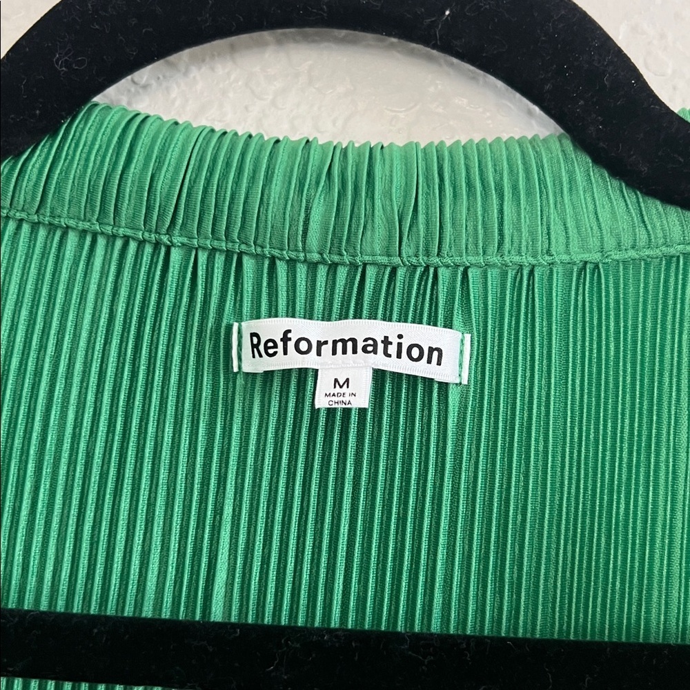 Reformation Laylin Plisse Green Oversized . Size M - Picture 5 of 14
